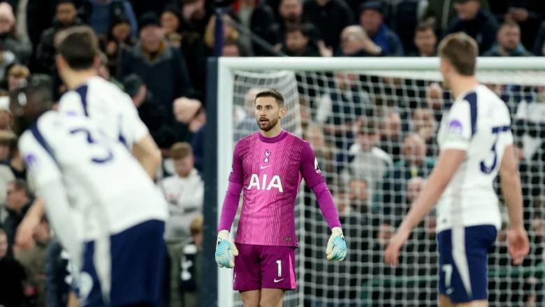 Thomas Frank condemns Tottenham fan over boos aimed at goalkeeper Vicario: 'Not true fans' - Ảnh 1